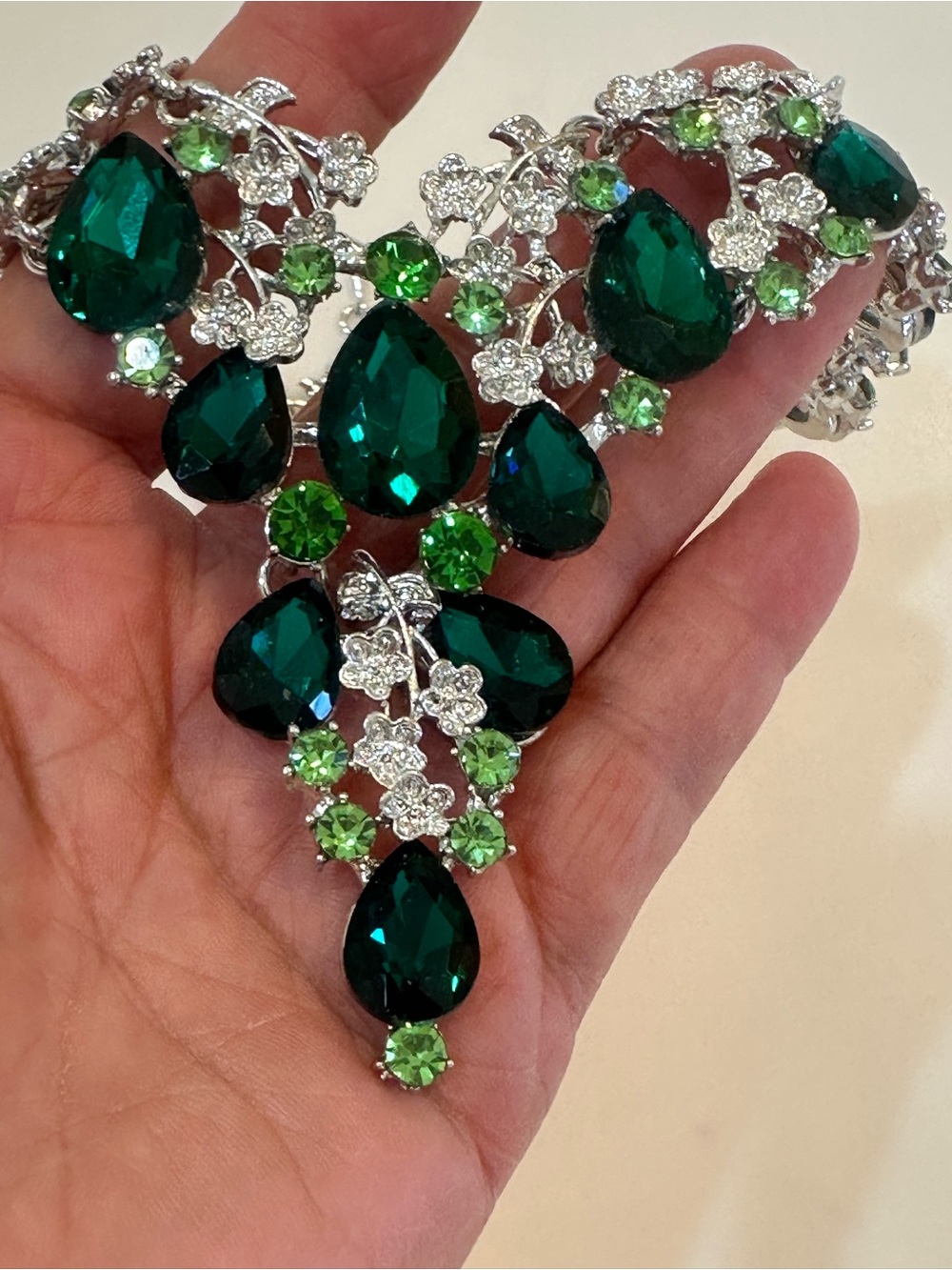 Elegant 3 Piece Emerald Green & Rhinestone Statement Jewelry Set - Picture 6 of 13
